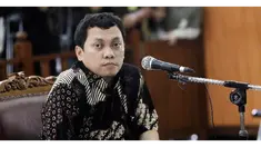  Foto pria mirip terpidana Gayus Tambunan di salah satu restoran bersama 2 temannya beredar di media sosial. Foto tersebut menghebohkan karena Gayus seharusnya berada dalam tahanan karena divonis hukuman penjara selama 30 tahun. Kepala Kantor Wilayah Keme