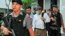 Gayus Tambunan dikawal ketat petugas Lapas Gunung sindur dan Polisi saat meninggalkan Pengadilan Negeri jakarta Selatan, (3/5/2016). Gayus sempat mengikuti sidang di ruang sidang 2, namun belum diketahui terkait peradilan apa. (Liputan6.com/Yoppy Renato)