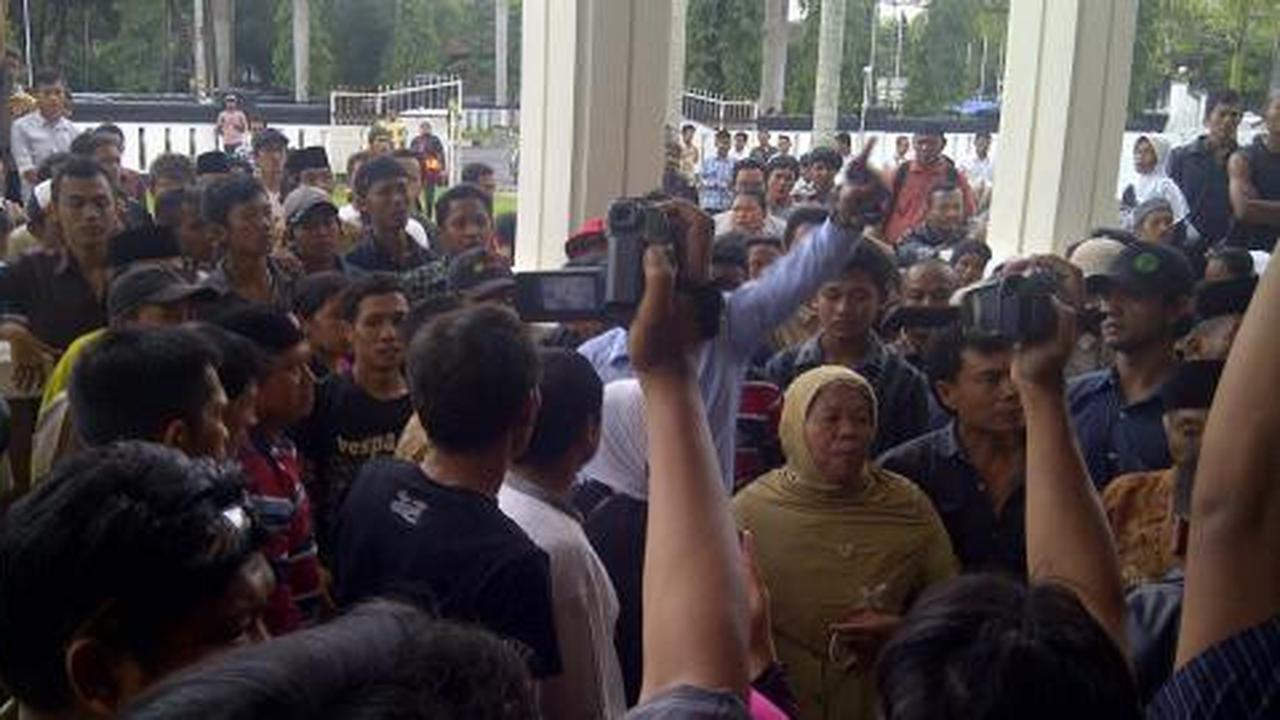 Hakim tolak eksepsi terdakwa, sidang pemotongan bambu ricuh 