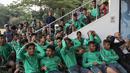 Para pemain Timnas Indonesia U-16, tampak tegang saat nobar Timnas U-19 melawan Brunei Stadion Atang Sutresna, Jakarta Timur, Selasa (12/9/2017). Nobar dilakukan sebelum acara pelepasan Timnas U-16. (Bola.com/Vitalis Yogi Trisna)