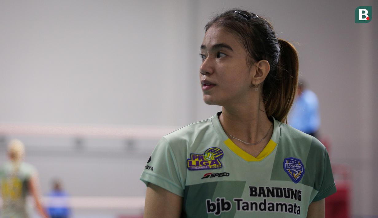 Pemain Bandung BJB Tandamata, Shella Bernadetha Onan saat laga lanjutan Proliga 2022 melawan Jakarta Elektrik PLN di Padepokan Voli Jenderal Polisi Kunarto, Sentul, Jumat (21/01/2022). (Bola.com/Bagaskara Lazuardi)