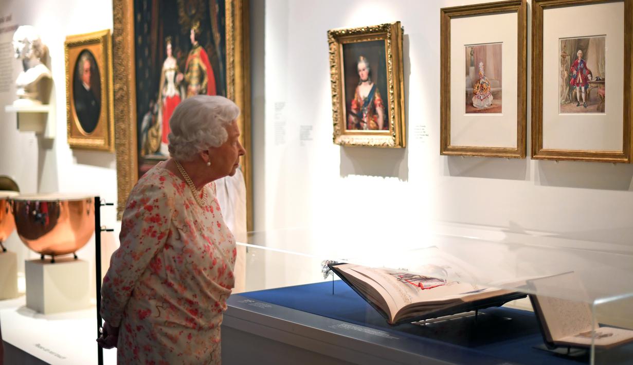 <p>Ratu Inggris Elizabeth II melihat lukisan Ratu Victoria dan Pangeran Albert oleh Louis Haghe sebagai bagian dari pameran di Istana Buckingham, London, Rabu (17/7/2019). Pameran yang dibuka pada 20 Juli ini menandai peringatan 200 tahun kelahiran Ratu Victoria. (Victoria Jones/POOL/AFP)</p>