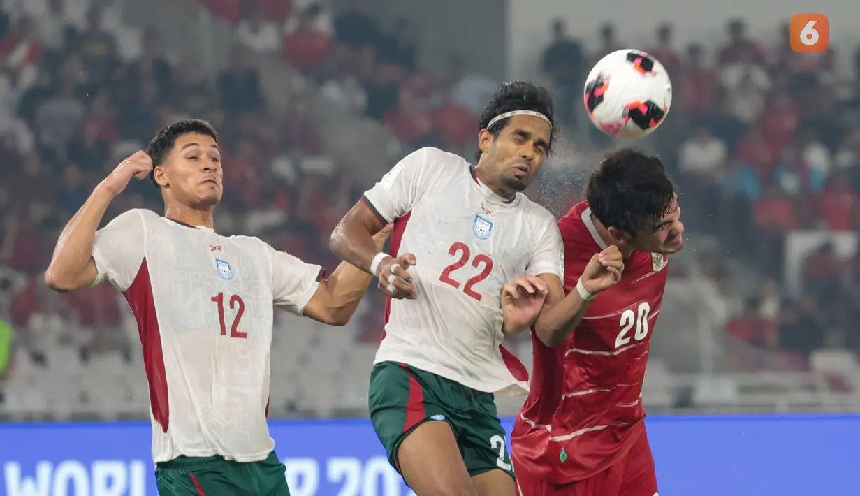Pemain Timnas Indonesia Elkan Baggott berjuang menjaga pertahanan dari serangan pemain Bangladesh pada pertandingan Grup A FIFA ASEAN Cup 2026 di Jakarta, Kamis (1/10/2026). Indonesia menang telak 9-2 atas Bangladesh. (KLY/Budy Santoso)