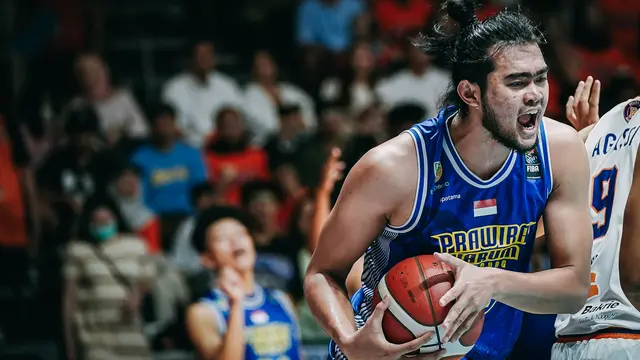 Reza Guntara memimpin Prawira mengalahkan Pelita Jaya di game pertama final IBL 2023