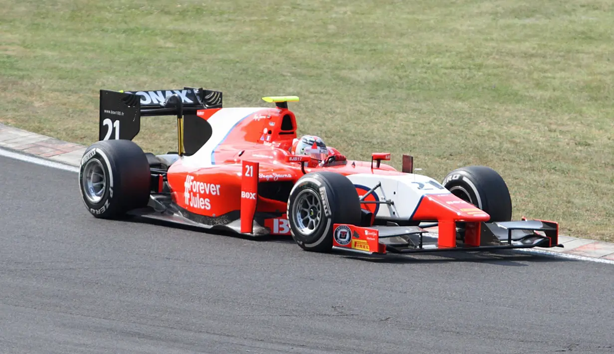 Body part mobil rekan satu tim Rio Haryanto, Arthur Pic, dengan tagar #Ciao Jules. (Bola.com/Reza Khomaini)