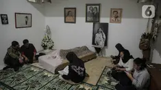 Saudara dan kerabat berdoa di samping jenazah Artis peran Ria Irawan di kawasan Lebak Bulus, Jakarta Selatan, Senin (6/1/2020). Ria Irawan meninggal dunia setelah mengidap kanker kelenjar getah bening. (Liputan6.com/Faizal Fanani)