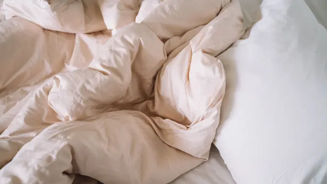 Mengatasi Bed Cover yang Cepat Bau Apek, 7 Cara Ilmiah Terbukti Jaga Kesegaran Kamar Tidur