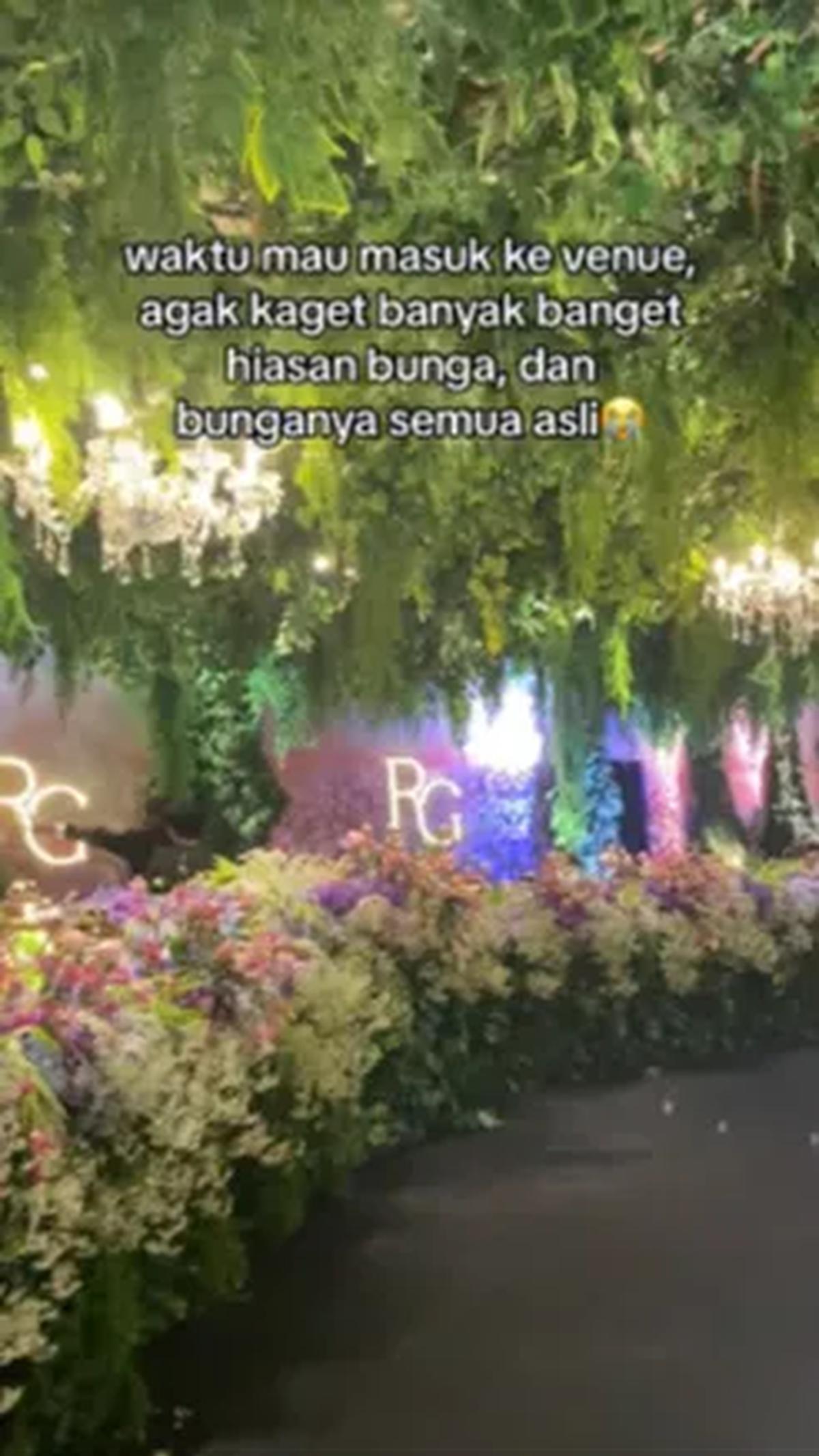 "Waktu masuk ke venue, agak kaget banyak banget hiasan bunga dan bunganya semua asli 😭," tulisnya. <br>