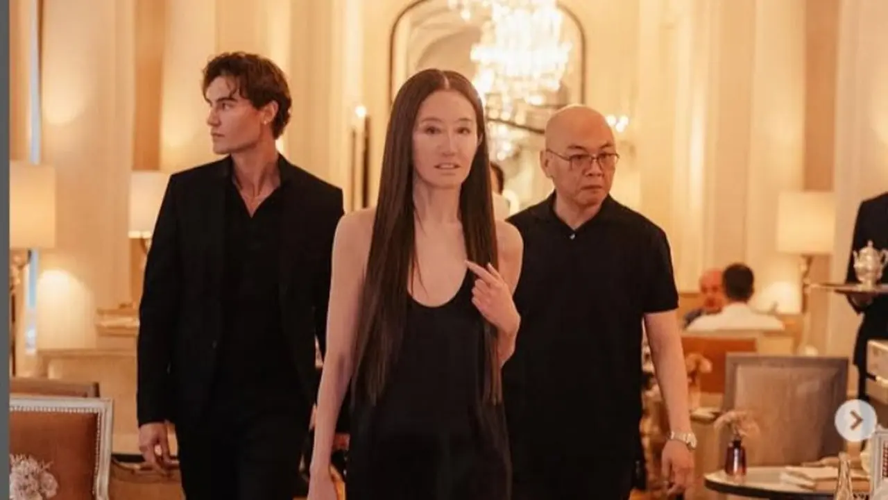 Rayakan Ulang Tahun ke-76, Desainer Vera Wang Kenakan Gaun Hitam Pendek dengan Punggung Terbuka