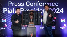 Ketua umum PSSI, Erick Thohir (kiri) bersama Ketua Steering Committee (SC) Piala Presiden 2024, Maruarar Sirait saat membuka trofi Piala Presiden 2024 dalam konferensi pers yang berlangsung di SCTV Tower, Senayan, Jakarta, Senin (15/07/2024). (Bola.com/Bagaskara Lazuardi)