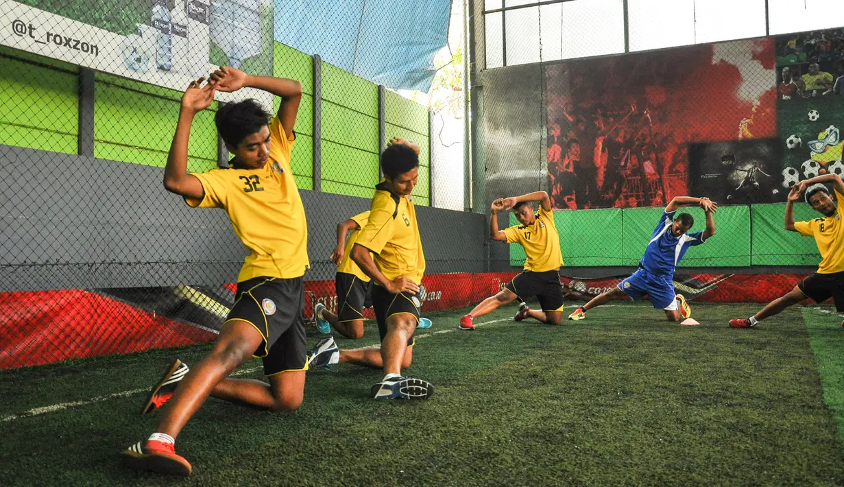 Sebanyak tujuh pemain mengikuti latihan perdana pasca Piala Presiden 2015 di Lapangan Futsal Champion Tidar, Malang, Kamis (22/10/2015). (Bola.com/Kevin Setiawan)