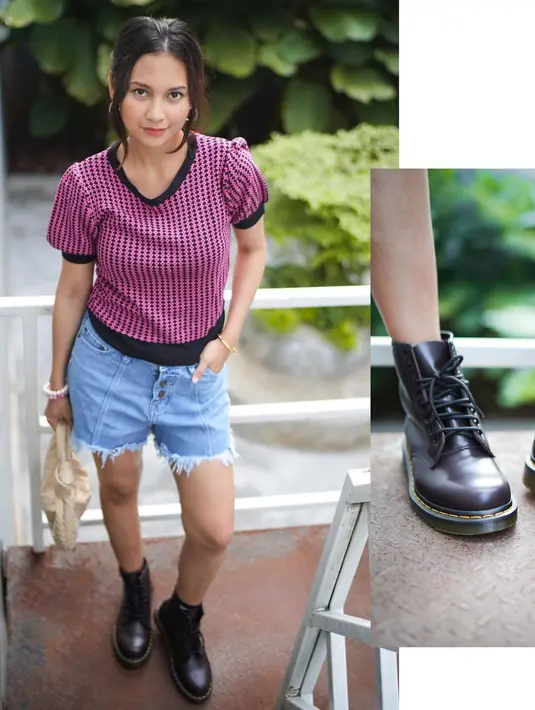 Misalnya seperti potret ini, Indah tampil kece dengan outfit kasual. Ia memadukan kaus dengan celana jeans pendek dan combat boots.  [Instagram/indahpermatas]