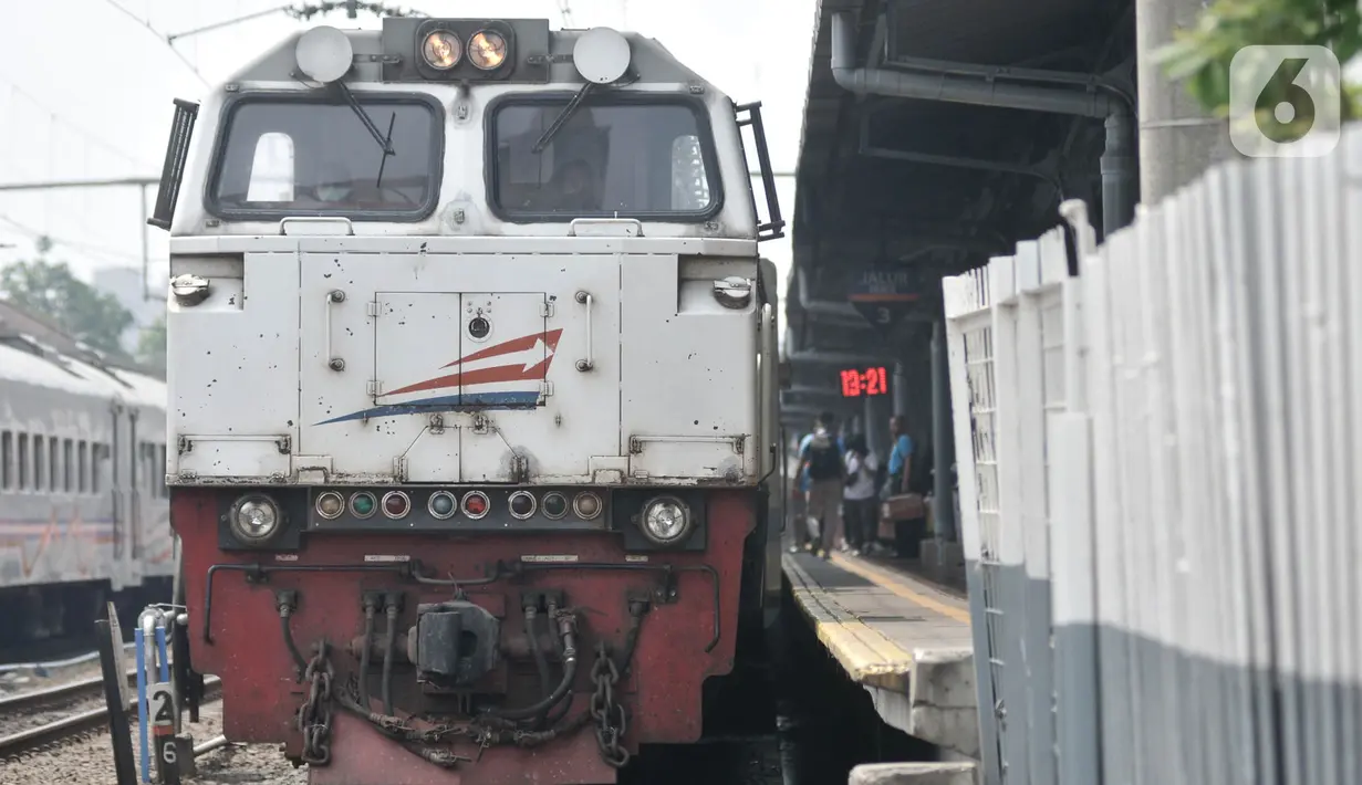 Penumpang menaiki kereta api jarak jauh di Stasiun Pasar Senen, Jakarta, Minggu (29/3/2020). PT KAI (Persero) Daop 1 Jakarta membatalkan sebanyak 28 perjalanan Kereta Api keberangkatan jarak jauh mulai 1 April - 1 Mei 2020 dalam upaya memutus penyebaran virus corona. (merdeka.com/Iqbal S Nugroho)