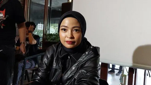 Tantri Kotak memulai debut solo karirnya dengan single Candu Dalam Rindu.