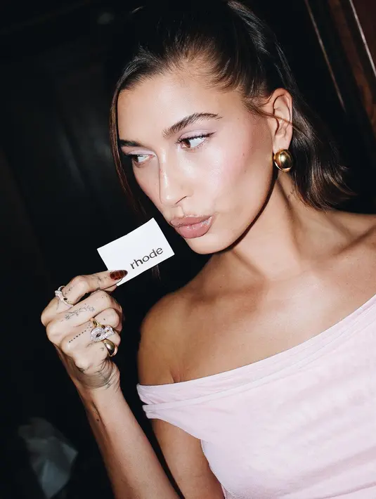 Diundang untuk menghadiri show Tory Burch, Hailey Bieber terlihat playful dengan gaun berwarna pink. [@haileybieber]