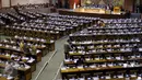Rapat Paripurna DPR mengesahkan 9 Anggota Ombudsman RI yang telah melalui uji kelayakan dan kepatutan di Komisi II pada 26-28 Januari, Jakarta, Selasa (2/2/2016). Sebanyak 256 anggota DPR tidak hadir saat paripurna dimulai. (Liputan6.com/Johan Tallo)