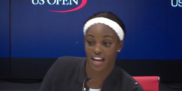 VIDEO: Petenis Amerika Sloane Stephens Jatuh dari Kursi karena Serangga
