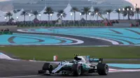 Pebalap Mercedes, Valtteri Bottas saat melaju pada lintasan balapan F1 Abu Dhabi di Yas Marina circuit , (26/11/2017). Bottas finis pertama. (AFP/Karim Sahib)