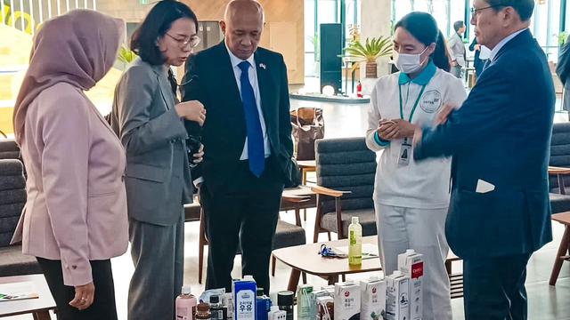 Pertemuan bilateral Menteri Koperasi dan UKM Teten Masduki dan Startups (MSS) Korea Selatan Hong Jong-hak sekaligus hadir dalam acara perayaan 50 tahun hubungan diplomatik antara Korea Selatan dan Indonesia. (Dok KemenkopUKM)