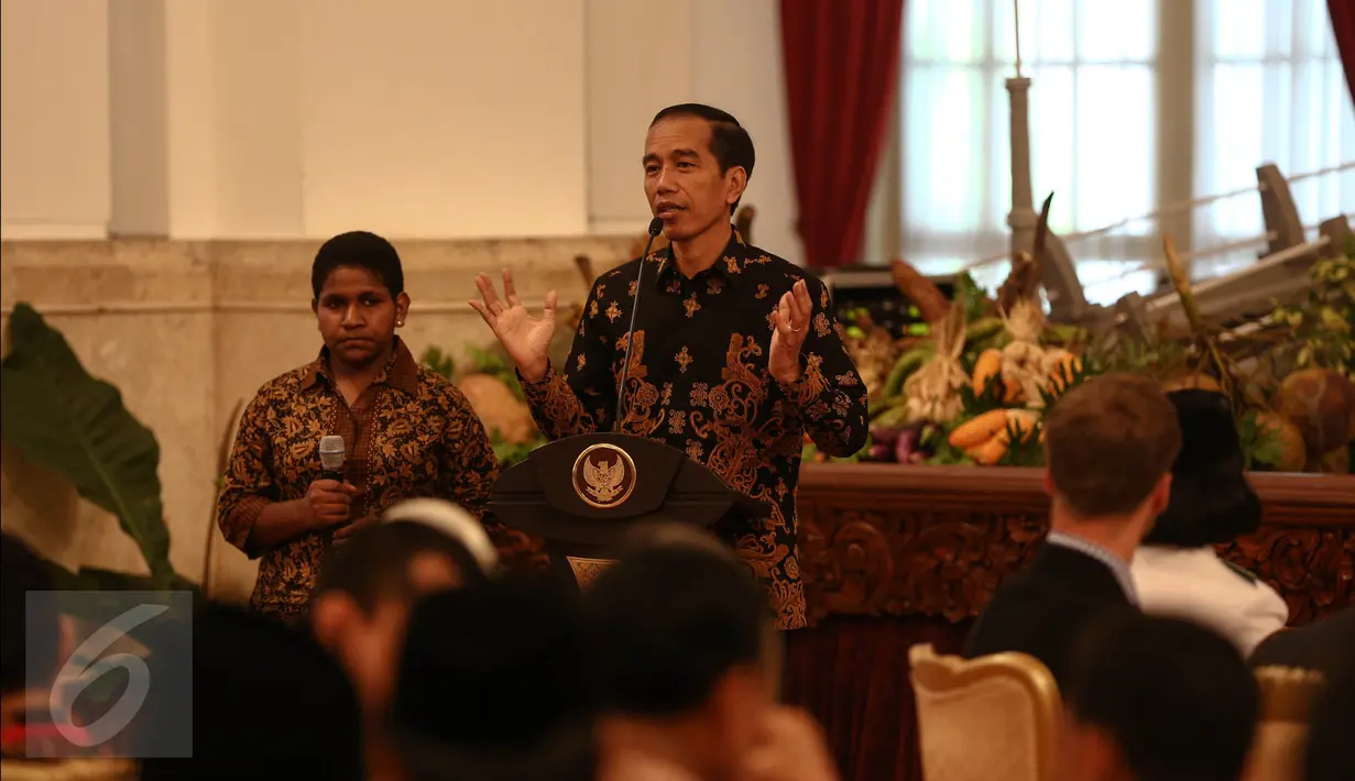 Presiden Jokowi  memberikan arahan pada acara silaturahmi dengan Teladan Nasional di Istana Negara, Jakarta, (18/8). Dalam pidatonya Presiden memotivasi para teladan nasional untuk senantiasa bergerak membangun bangsa. (Liputan6.com/Faizal Fanani) 
