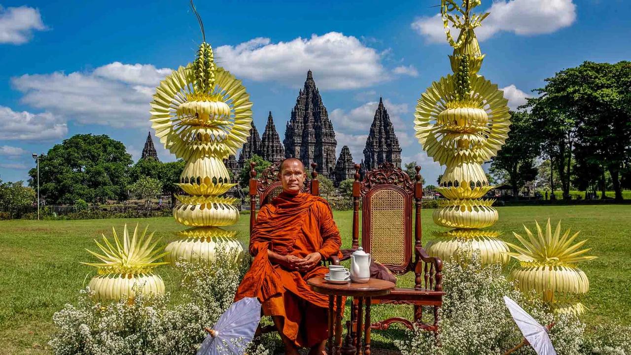 FOTO: Biksu Thudong Tiba di Candi Sewu Sambut Tri Suci Waisak 2026