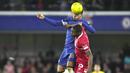 Pemain Chelsea, Levi Colwill, duel udara dengan pemain Middlesbrough, Anfernee Dijsteel, dalam laga leg kedua semifinal Carabao Cup 2023/2024 yang digelar di Stamford Bridge, Rabu (24/1/2024). (AP Photo/Kin Cheung)
