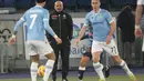 Pelatih Napoli, Luciano Spalletti menyaksikan pemaiinya bertanding melawan Lazio pada pertandingan lanjutan Liga Serie A Italia di stadion Olimpiade Roma, Senin (28/2/2022). Napoli menang tipis atas Lazio 2-1. (Alfredo Falcone/LaPresse via AP)