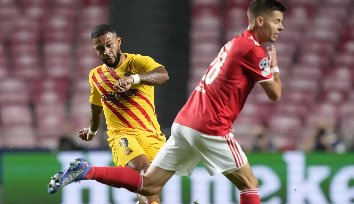 Lagi-lagi usaha Barcelona digagalkan para bek Benfica. Pada menit ke-27 giliran sepakan Memphis Depay menyambut umpan Frenkie de Jong yang diblok bek Benfica dan hanya menghasilkan sepak pojok. (AP/Armando Franca)