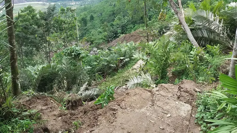 Jalan beton sepanjang 100 meter ambles sedalam 50 meter dan memutus jalur antar dusun. (Foto: Liputan6.com/Muhamad Ridlo/RAPI BJN)