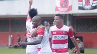 Pemain Madura United merayakan selebrasi setelah mengalahkan PSS Sleman 2-0, Selasa (5/3/2019) di Stadion Maguwoharjo. (Bola.com/Vincentius Atmaja)
