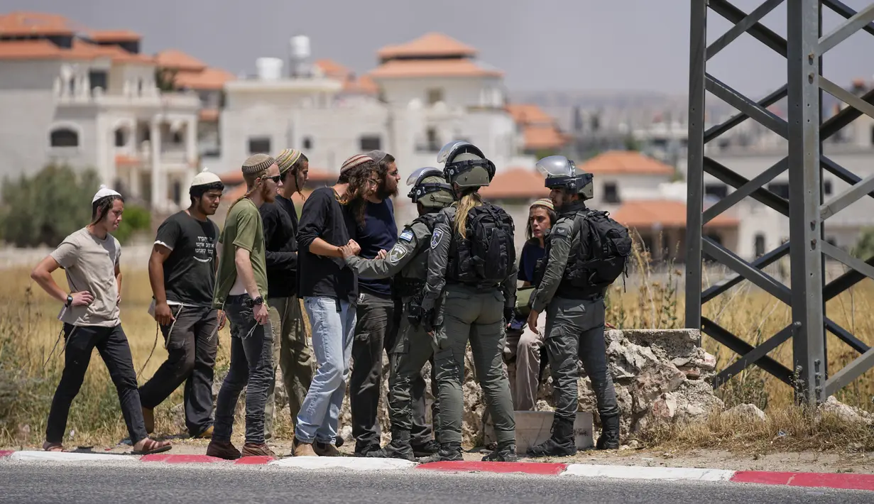 Polisi Israel mengatakan kerumunan besar berusaha menyerbu posisi polisi di kota Masade. (AP Photo/Ohad Zwigenberg)
