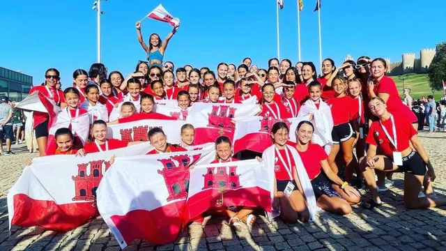 Gibraltar, wilayah luar negeri Inggris yang menempati semenanjung sempit pantai Mediterania selatan Spanyol, tepat di timur laut Selat Gibraltar