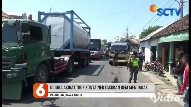 Kecelakaan pada Jumat siang berawal saat truk container yang melaju dari arah Probolinggo menuju Surabaya, tiba-tiba mengerem mendadak. Saat kecelakaan terjadi, sepeda motor yang berada di tengah terjepit kendaraan lainnya, hingga salah seorang di an...