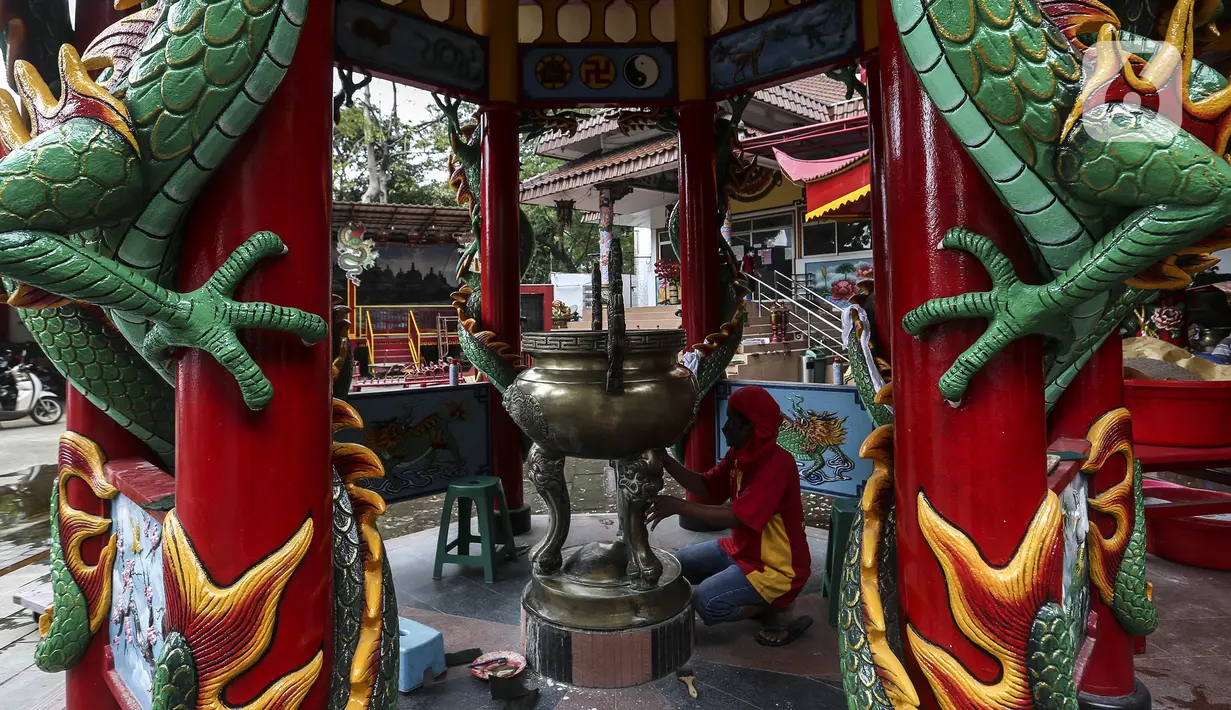 Warga membersihkan benda di Vihara Amurva Bhumi, Jakarta, Selasa (25/1/2022). Kegiatan bersih-bersih tersebut dilakukan dalam rangka menyambut perayaan Imlek 2573 Kongzili pada 1 Februari 2022 mendatang. (Liputan6.com/Johan Tallo)