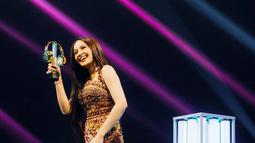 Sejak kemunculannya di ajang Indonesia Idol, sosoknya memang sudah mencuri perhatian. Dalam ajang seleksi, sudah banyak mendapatkan dukungan meski ia tidak mendapatkan juara 1. Namun setelah dari ajang tersebut, kini kariernya di dunia tarik suara semakin meroket. (Liputan6.com/Instagram/mahaliniraharja)