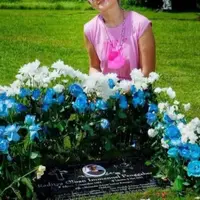 Joanna Alexandra Ziarah ke Makam Raditya Oloan (Sumber: Instagram/raditya_joanna)