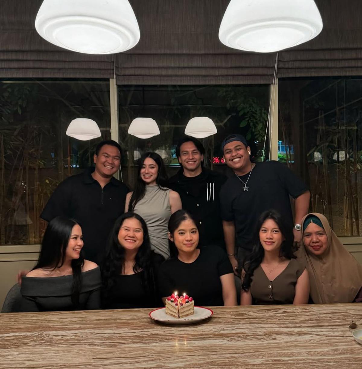 9 Potret Perayaan Ulang Tahun Jefri Nichol ke-26, Pamer Momen Mesra dengan Ameera Khan