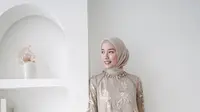 Abaya bisa jadi opsi menjanjikan untuk digunakan saat Lebaran. Pemilihan material dan warna cantik akan menghadirkan tampilan yang semakin sempurna. [Foto: Instagram/ Mega Iskanti].