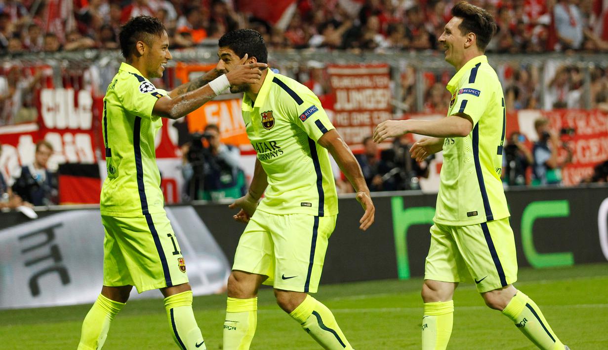 Penyerang Barcelona, Neymar merayakan selebrasi bersama Suarez dan Messi usai mencetak gol ke gawang saat leg kedua semifinal Liga Champions di Allianz Arena, Jerman, Rabu (13/5/2015). Bayern Muenchen menang 3-2 atas Barcelona. (Reuters/Kai Pfaffenbach)