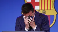 Lionel Messi menangis saat memulai konferensi pers di Stadion Camp Nou, Barcelona, ​​​​Spanyol, Minggu (8/8/2021). Turut datang pada acara ini Presiden Barcelona Joan Laporta, Antonella dan ketiga anak Messi, serta pemain El Azulgrana. (AP Photo/Joan Monfort)