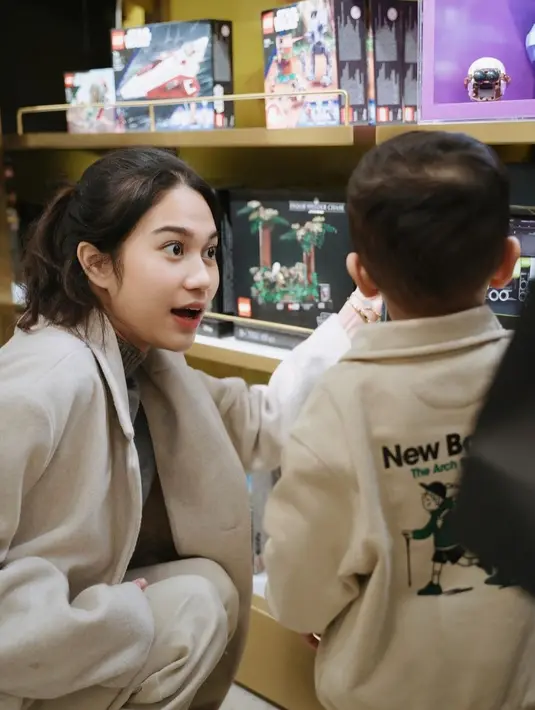 Di London, istri Pratama Arhan itu juga sengaja bertemu dengan idolanya, Rayyanza Malik Ahmad. Bahkan mereka sempat terlihat sedang main bersama