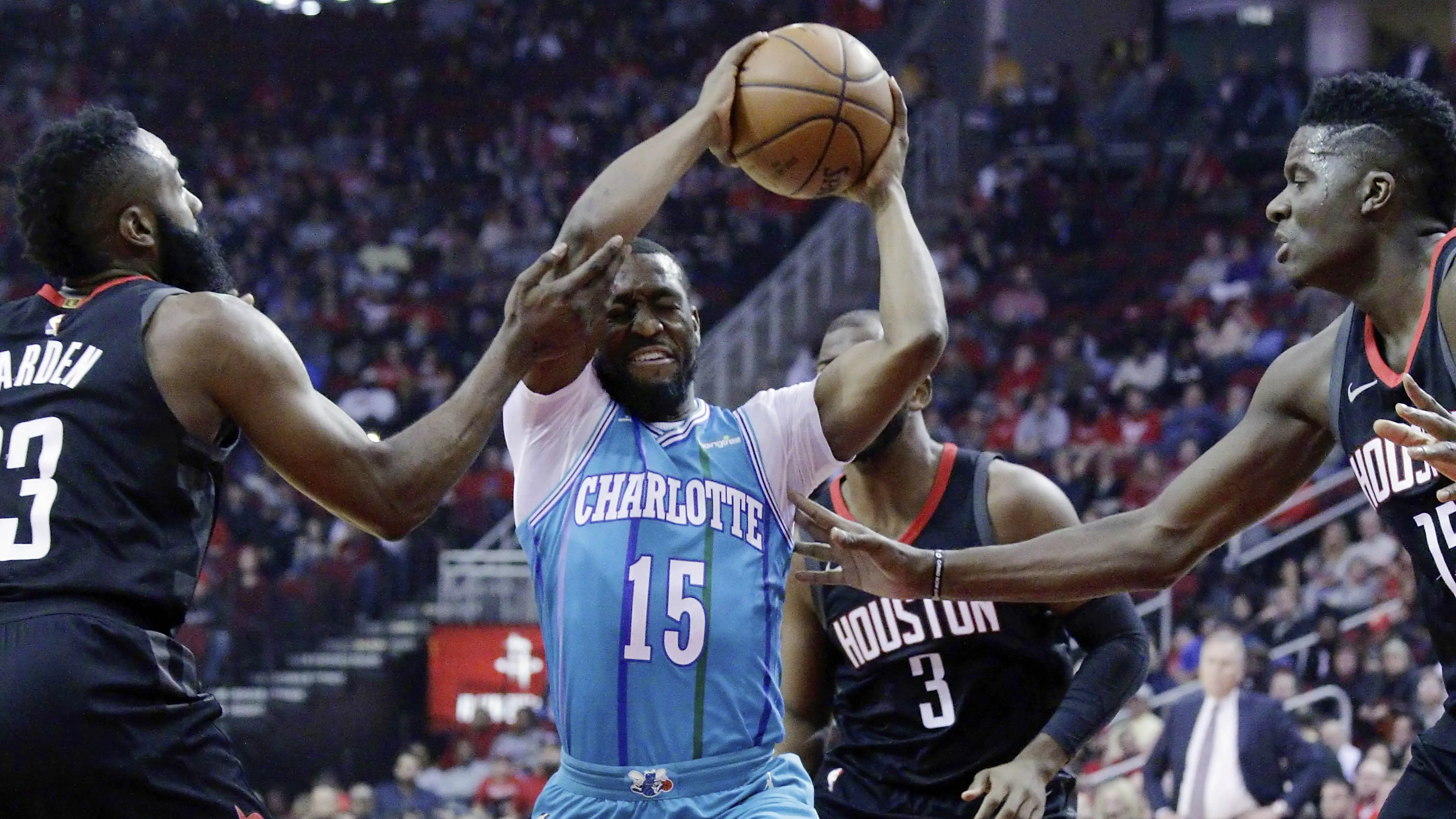 Aksi pemain Charlotte Hornets, Kemba Walker (AP/Michael Wyke)