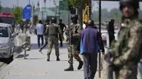 Tentara India berjaga di tepi Danau Dal di Srinagar, Kashmir yang dikuasai India, Kamis (24/4/2025). (Dok. AP/Mukhtar Khan)