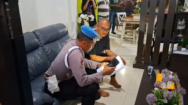 Ipda Rudy Soik saat didatangi anggota Propam Polda NTT di kediamannya (Liputan6.com/Ola Keda)