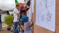Papan daftar capres dan caleg di Pemilu 2024 di Palembang Sumsel (Liputan6.com / Nefri Inge)