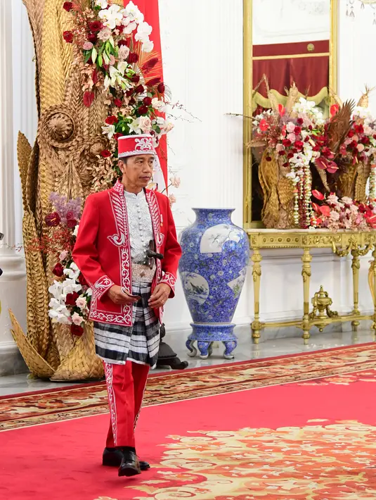 Presiden Joko Widodo mengenakan baju adat Dolomani dari Buton pada Upacara Peringatan Detik-Detik Proklamasi Kemerdekaan ke-77 Republik Indonesia di Istana Merdeka, Jakarta, Rabu (17/8/2022). HUT ke-77 RI tersebut mengangkat tema Pulih Lebih Cepat, Bangkit Lebih Kuat. (Foto: Muchlis Jr - Biro Pers Sekretariat Presiden)