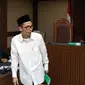 Kakanwil Kemenag Gresik yang juga tersangka pemberian suap kepada anggota DPR Romahurmuziy, Muafaq Wirahadi saat menjalani sidang pembacaan dakwaan di Pengadilan Tipikor, Jakarta, Rabu (29/5/2019). Muafaq didakwa memberi suap mantan Ketua Umum PPP Romahurmuziy. (Liputan6.com/Helmi Fithriansyah)