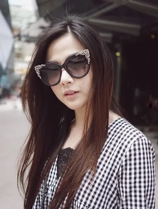 Tampil bergaya vintage, Franda memilih kacamat dengan frame mata kucing. Berlensa gelap dengan frame mata kucing membuat wajah Franda terlihat lbeih tirus. Penampilan ibu satu anak ini bak remaja ya!(Liputan6.com/IG/@frandaaa87)