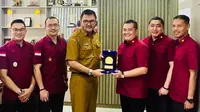 Kepala Kantor Imigrasi Kelas I Bekasi Uckhy Adhitya berkunjung ke Dinas Penanaman Modal dan Pelayanan Terpadu Satu Pintu (DPMPTSP) Kota Bekasi pada Selasa (9/7) (Istimewa)