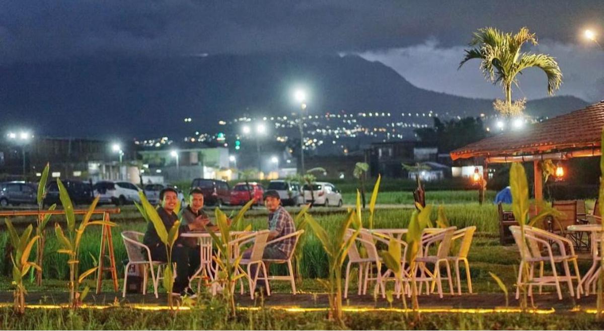 Nendes Kombet Cafe, Restoran Tengah Sawah di Malang yang Tersertifikasi CHSE